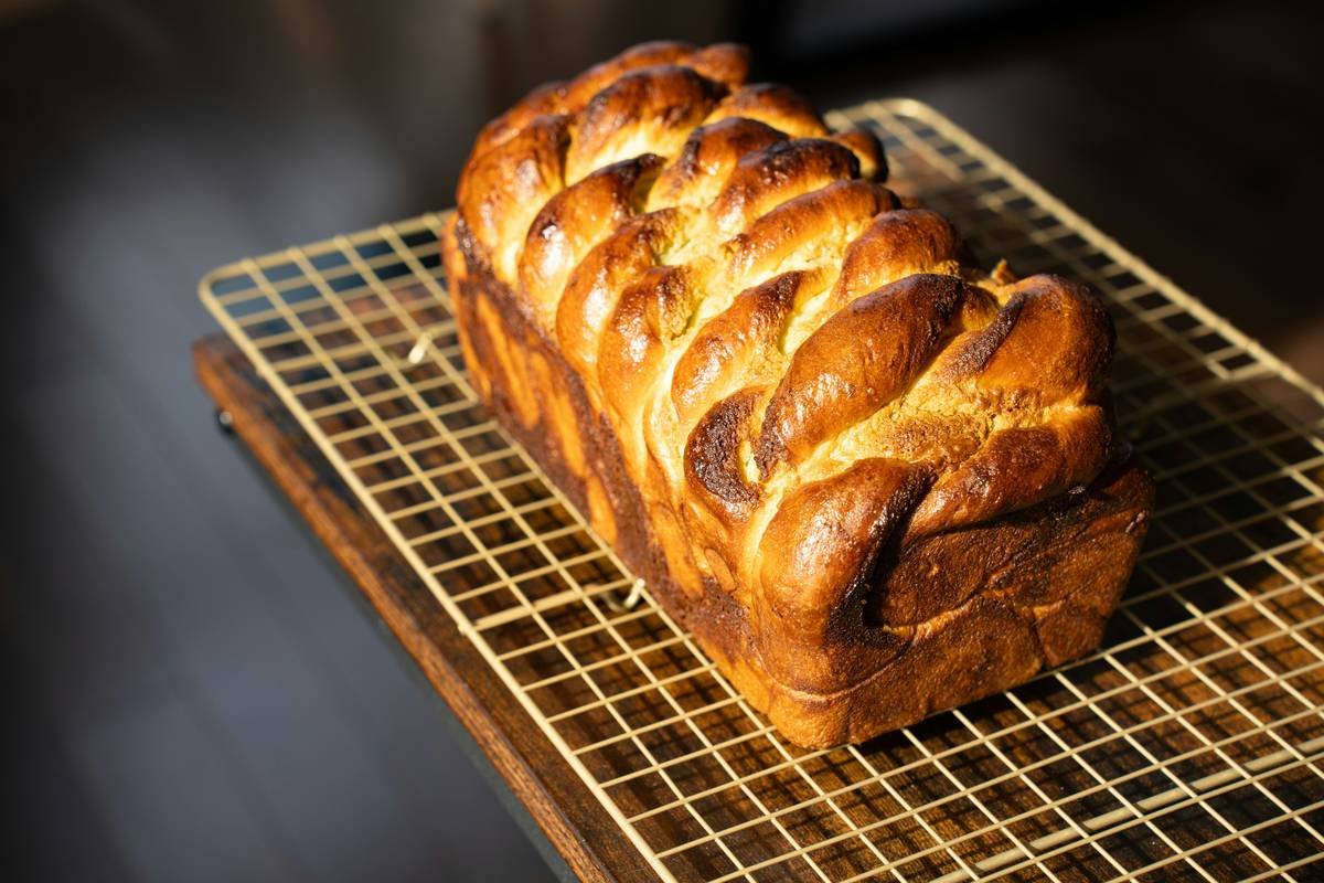 Bar chart showing 85% success rate for beginner bakers using bread machines vs. 22% with manual methods