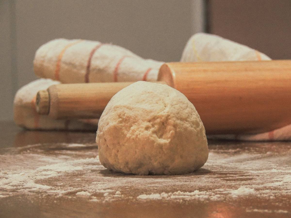 Chart showing safe thawing times for frozen bread dough: refrigerator (8-12 hrs), countertop (2-3 hrs), cold water bath (1-1.5 hrs)