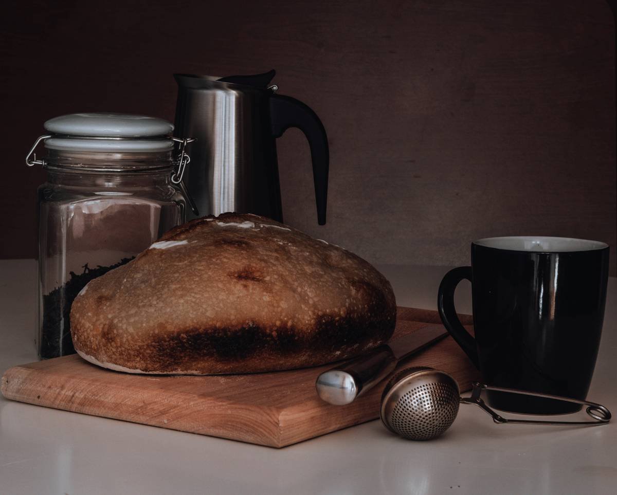 Diagram showing bread machine dough paddle rotation during kneading vs. baking phases