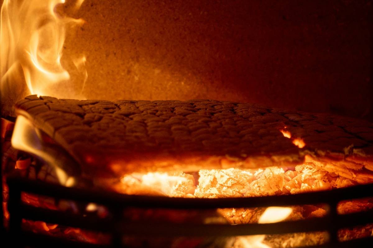 Infographic comparing crust thickness, crumb structure, and Maillard browning between bread machine loaves and fire-baked loaves