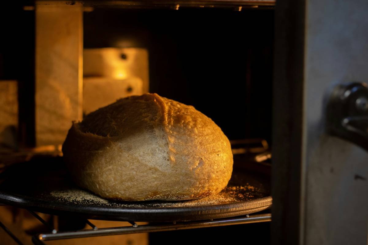 Infographic comparing manual vs. bread machine baking success rates showing 95% success with machines vs 30% by hand