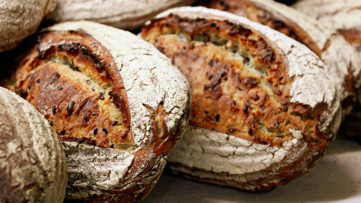 Infographic showing the four stages of a bread machine cycle: mix, knead, rise, bake