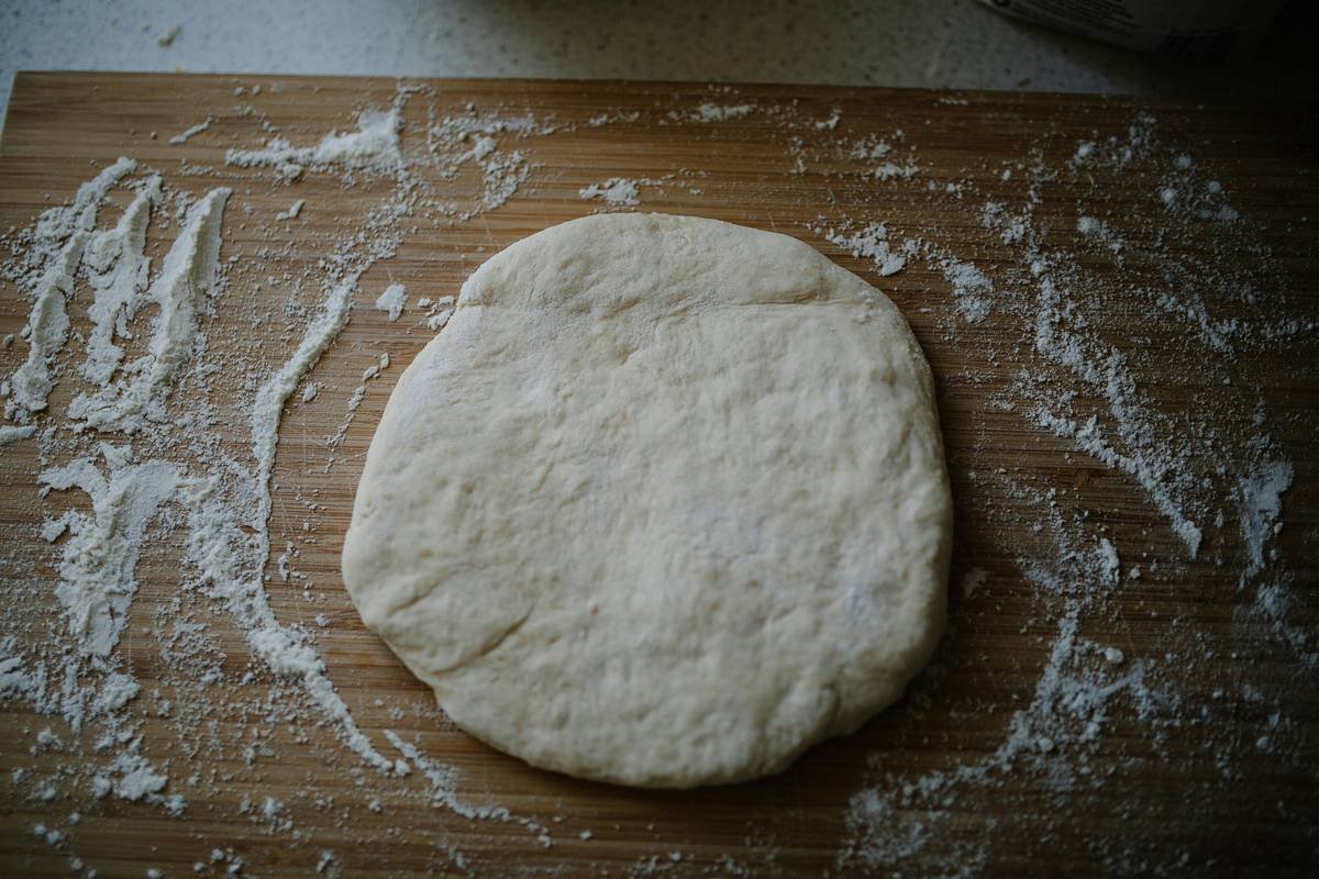 Bread machine dough does not rise due to dead yeast or incorrect water temperature